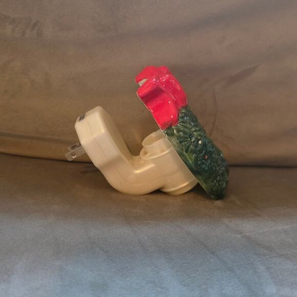 Bath and Body Works Green Christmas Wreath Plug In Wallflowers Red Bow Ceramic - Picture 2 of 3